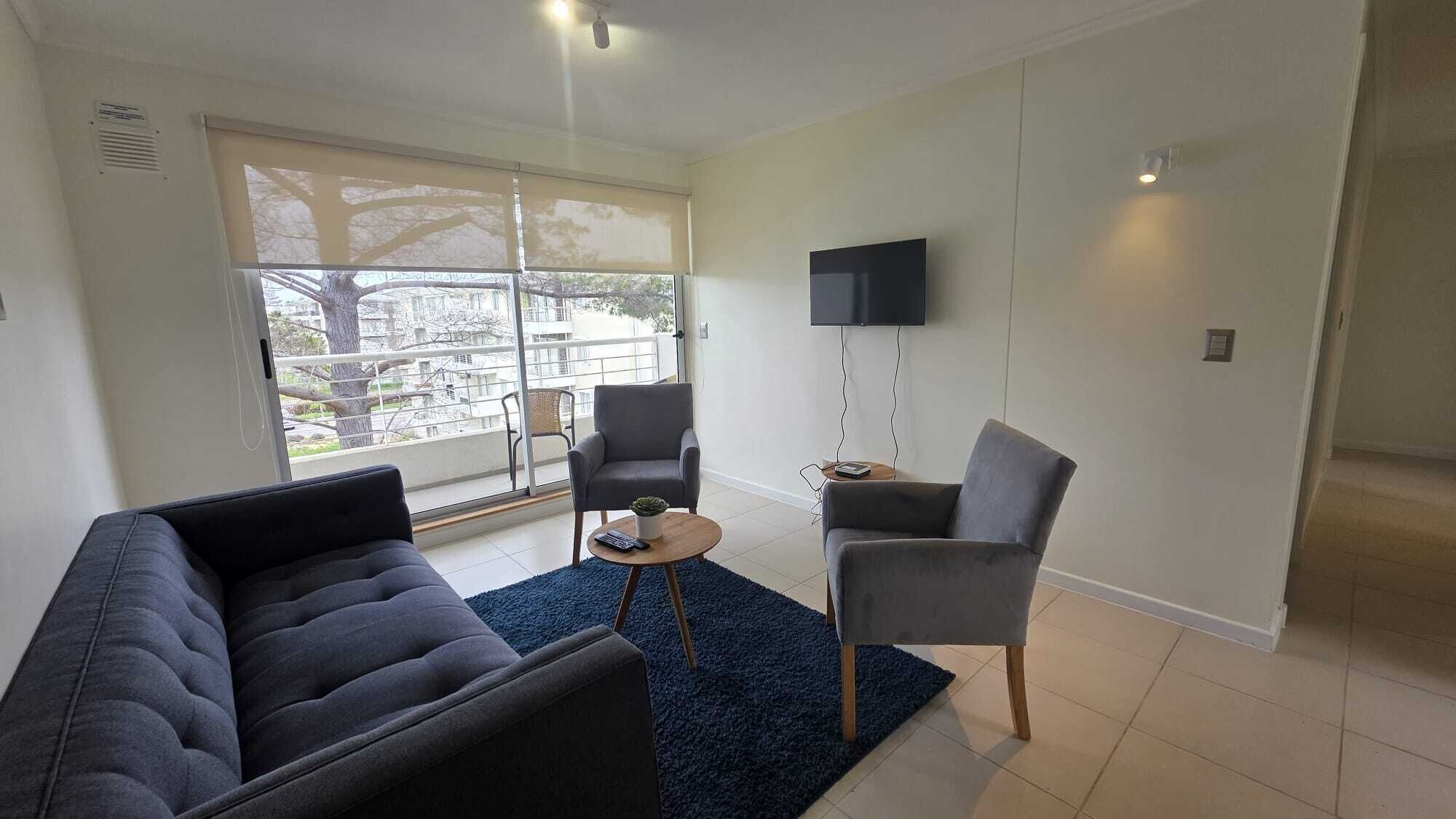 Apartamento família, sacada, vista para a piscina | Área de estar