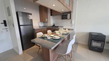 Apartamento família, sacada, vista para a piscina | Cozinha privada