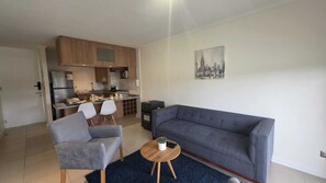 Familienapartment, Balkon, Poolblick | Wohnbereich