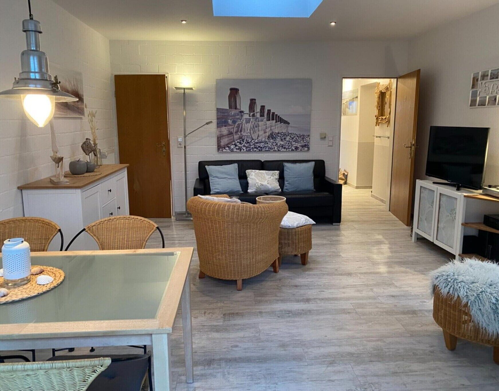 Una Smart TV, una chimenea, un reproductor de DVD