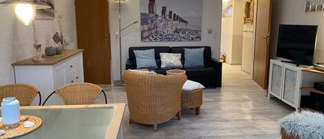 Una Smart TV, una chimenea, un reproductor de DVD