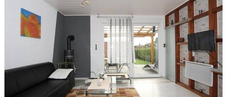 Una Smart TV, una chimenea, un reproductor de DVD