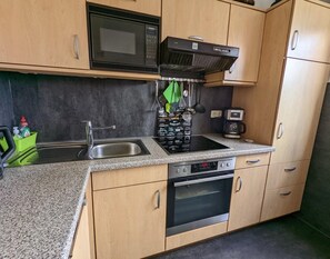 Fridge, microwave, oven, stovetop - strandnaher Bungalow in Dornumersiel (Dornumersiel)