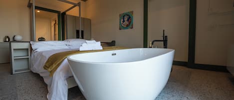 1 habitación, tabla de planchar con plancha, wifi gratis y ropa de cama