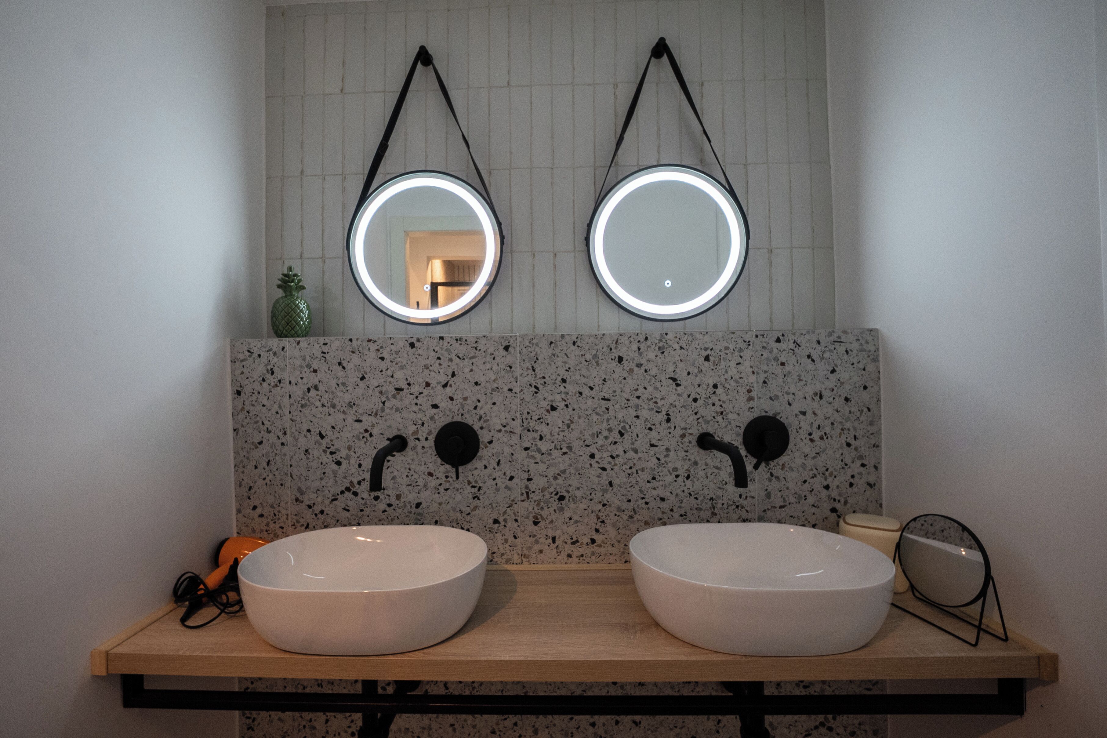 Sèche-cheveux, bidet, serviettes fournies, savon