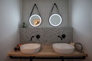 Sèche-cheveux, bidet, serviettes fournies, savon