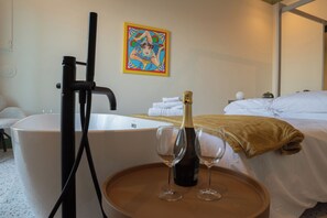 1 slaapkamer, een strijkplank/strijkijzer, gratis wifi, beddengoed