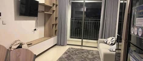 Kamar Basic, pemandangan kota | Brankas, meja kerja, ruang kerja ramah laptop, dan tirai kedap cahaya