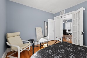 Room - Cozy 2 Bedroom Home Near Lake Michigan & Downtown (Michigan City)