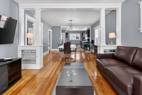 Cozy 2 Bedroom Home Near Lake Michigan & Downtown
