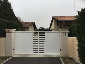 المنطقة المحيطة بالمنشأة