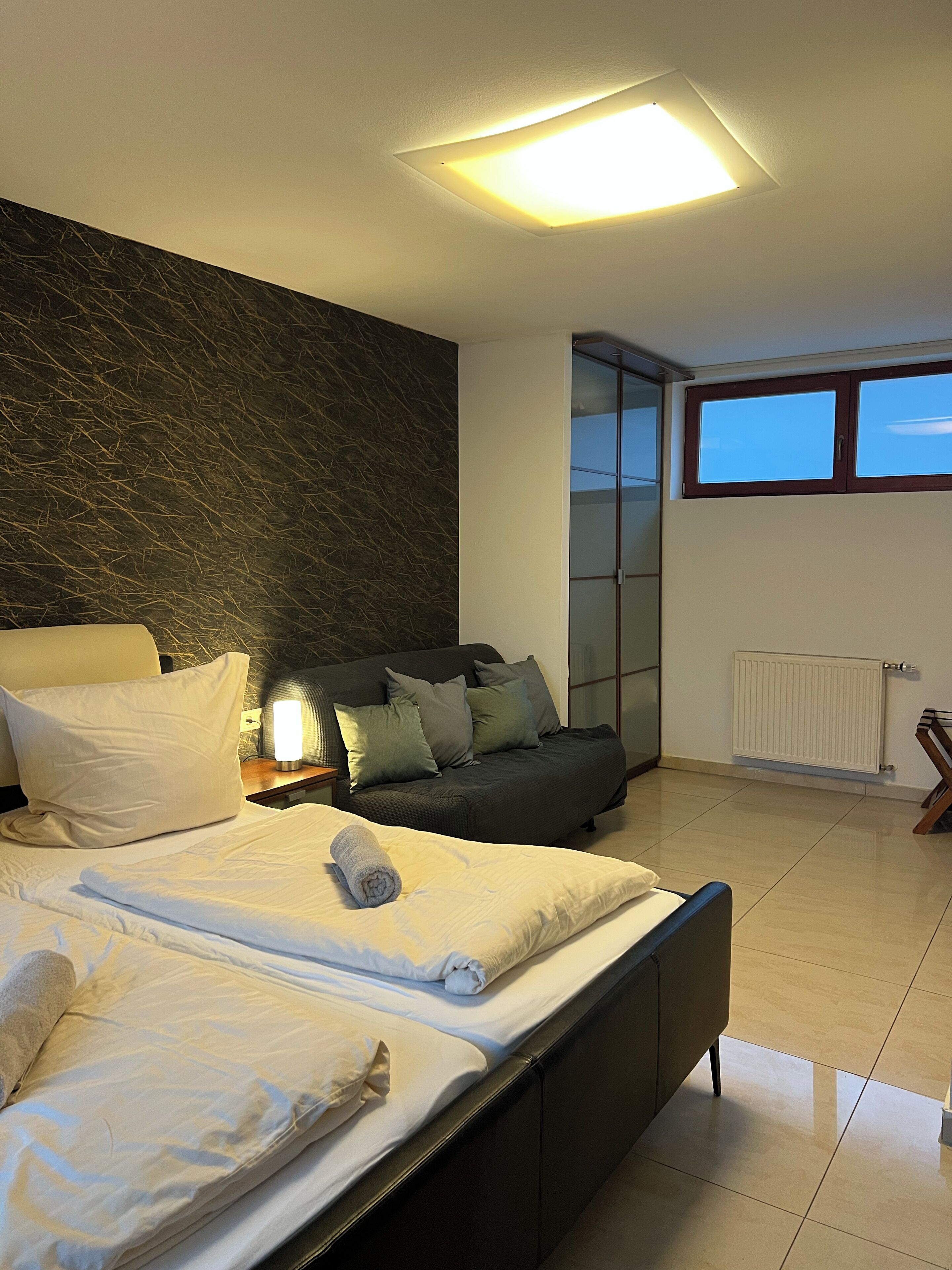 Habitación familiar con 2 camas individuales, patio, vista al jardín | Escritorio y wifi gratis 