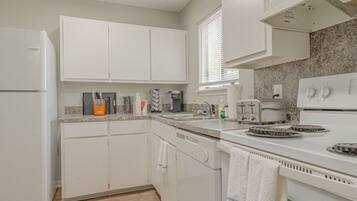 Microondas, horno, cafetera y tetera y utensilios de cocina