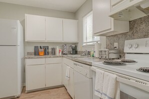 Microwave, oven, coffee/tea maker, cookware/dishes/utensils - Cozy Suite 3 near the Airport (Columbus)