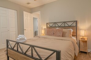 Iron/ironing board, WiFi, bed sheets - Cozy Suite 3 near the Airport (Columbus)
