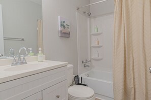 Hair dryer, towels - Cozy Suite 3 near the Airport (Columbus)