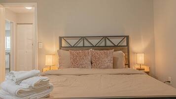 Een strijkplank/strijkijzer, wifi, beddengoed