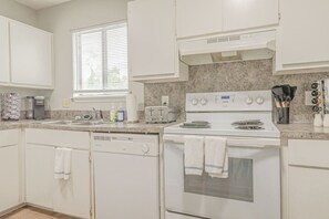 Een microgolfoven, een oven, een koffiezetapparaat/waterkoker