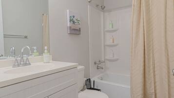 Een haardroger, handdoeken