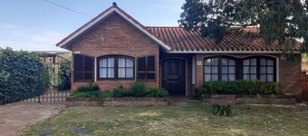 Hermosa y cómoda casa para 4 personas a 800 mts del mar. Entorno muy tranquilo.