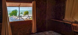 Een kluis op de kamer, een bureau, een strijkplank/strijkijzer