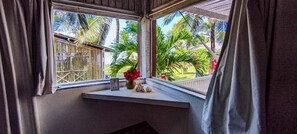 Habitación Deluxe doble, balcón, vistas al mar | Caja fuerte, escritorio, tabla de planchar con plancha y wifi gratis