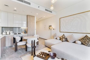 Smart TV - Cosy-Chic 1Bed w/ Canal Views, Near Burj Khalifa (Dubai)