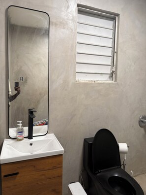 Shower, bidet, towels, soap - Baby Boy l 1-bedroom apartment with AC in vibrant San Juan (San Juan)