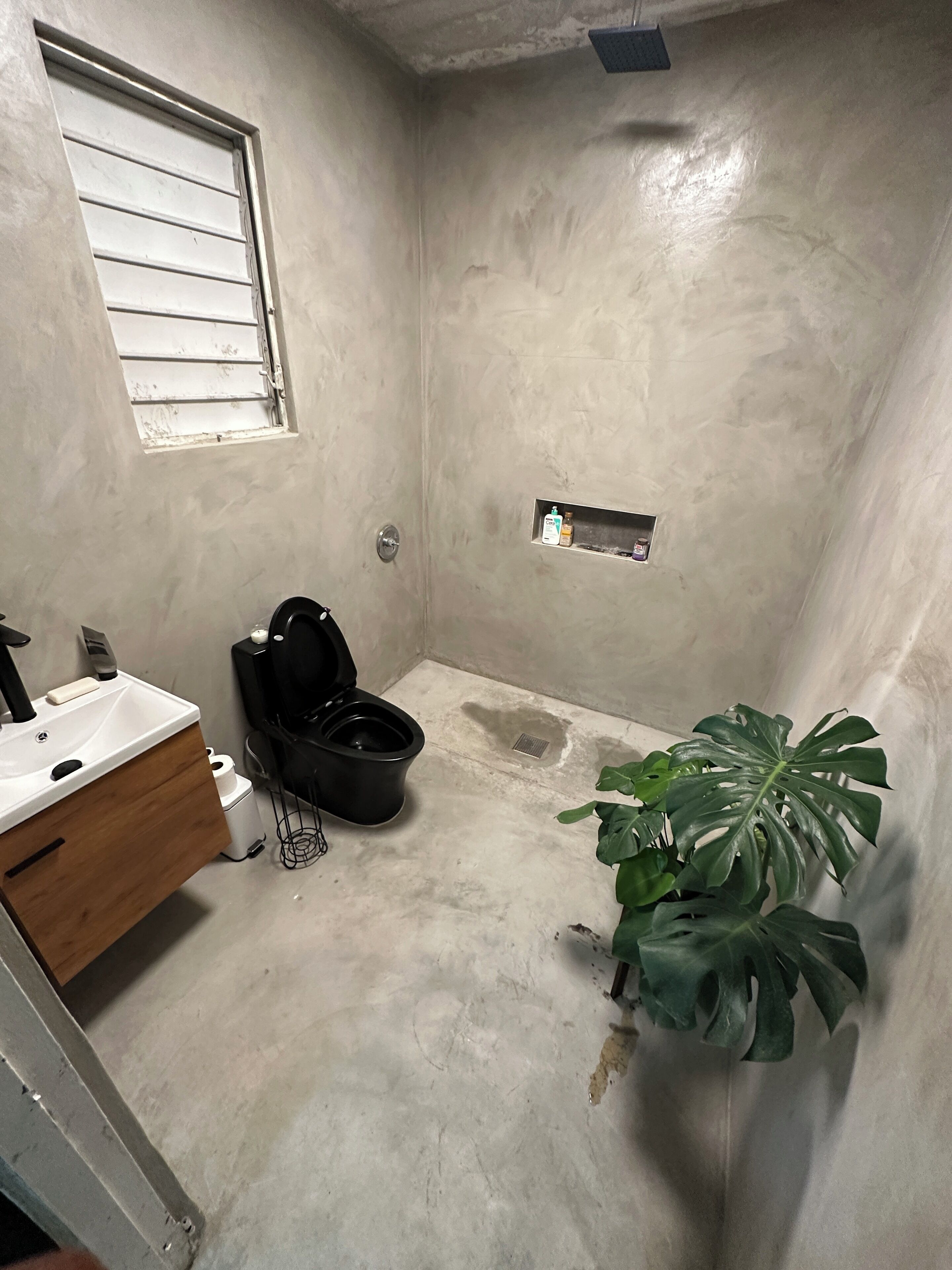 Een douche, een bidet, handdoeken, zeep