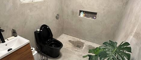 Douche, bidet, serviettes fournies, savon