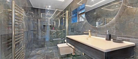 シャワー、ヘアドライヤー、タオル、トイレットペーパー