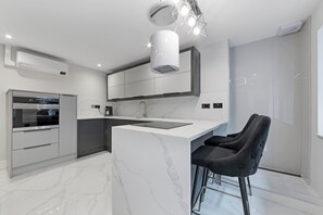 Private kitchen - Elegant Upper Berkeley Street Flat by Marble Arch Sleeps 4 (London)