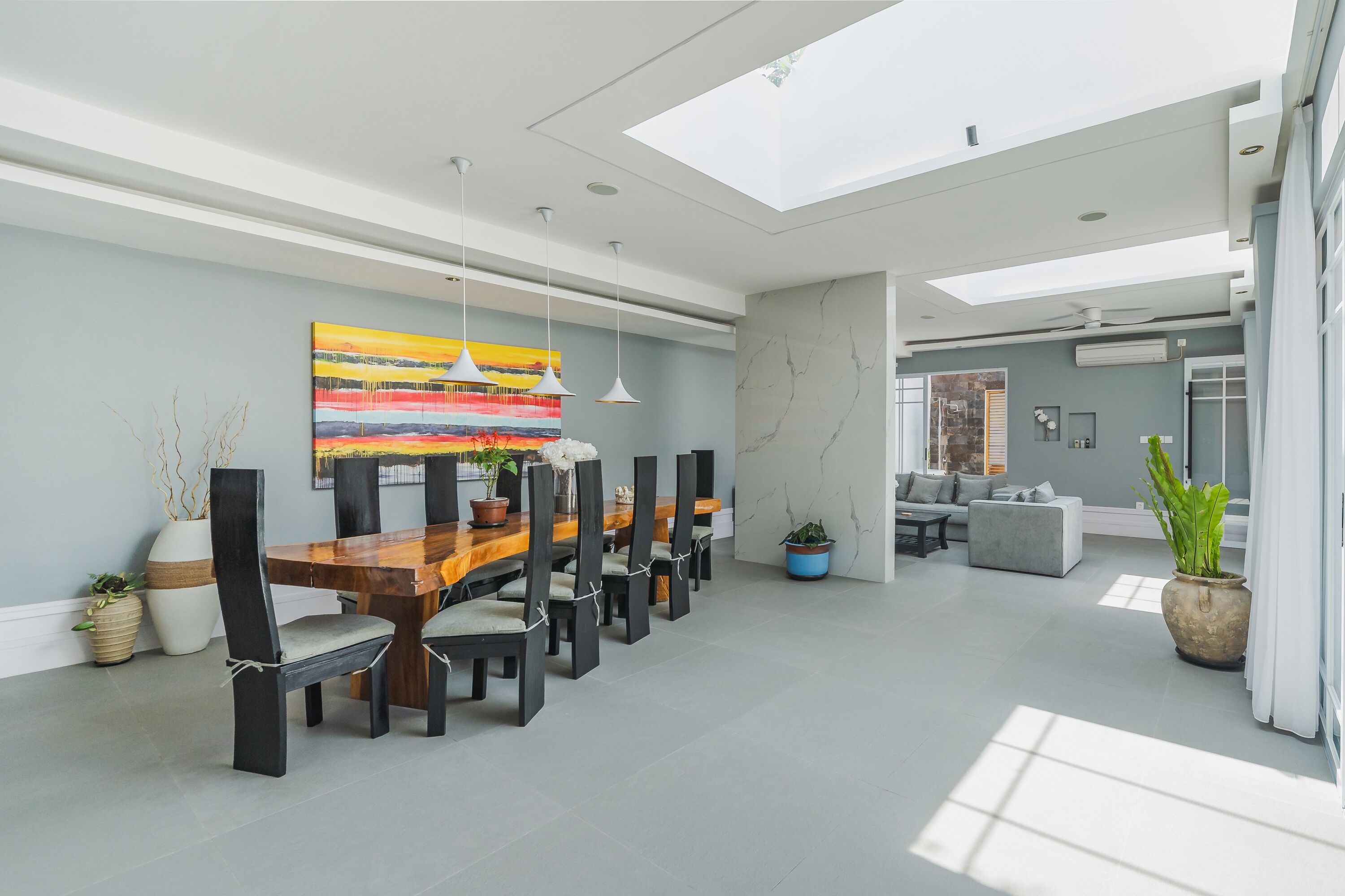 Villa – deluxe, 4 soverom, privat basseng, bassengutsikt | Oppholdsrom | En 50-tommers smart-TV med kabel-kanaler samt Netflix og bøker