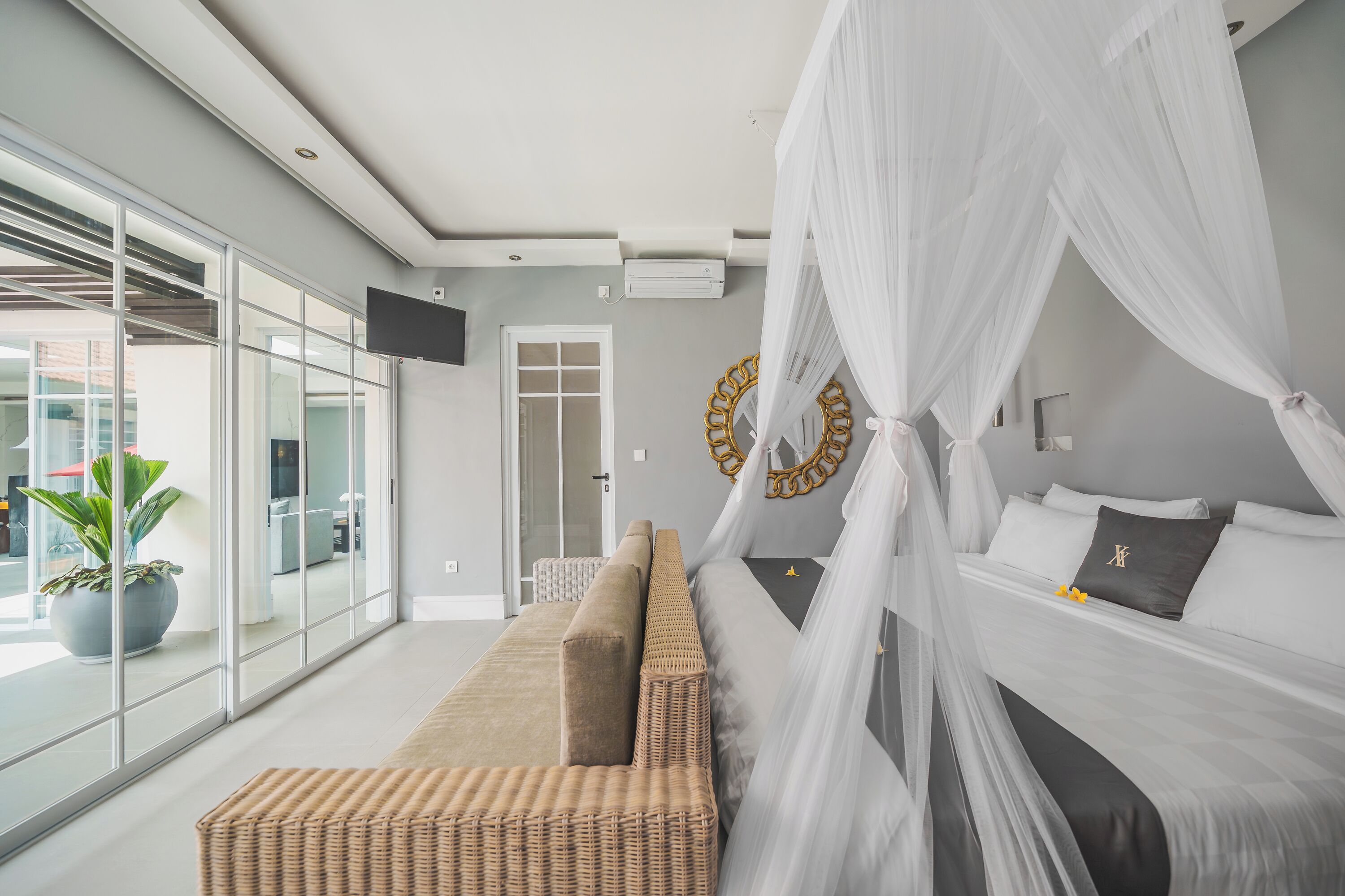 Sábanas de algodón egipcio, ropa de cama de alta calidad y minibar 