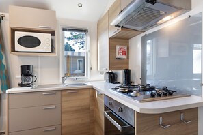 Geladeira, micro-ondas, fogão, cooktop