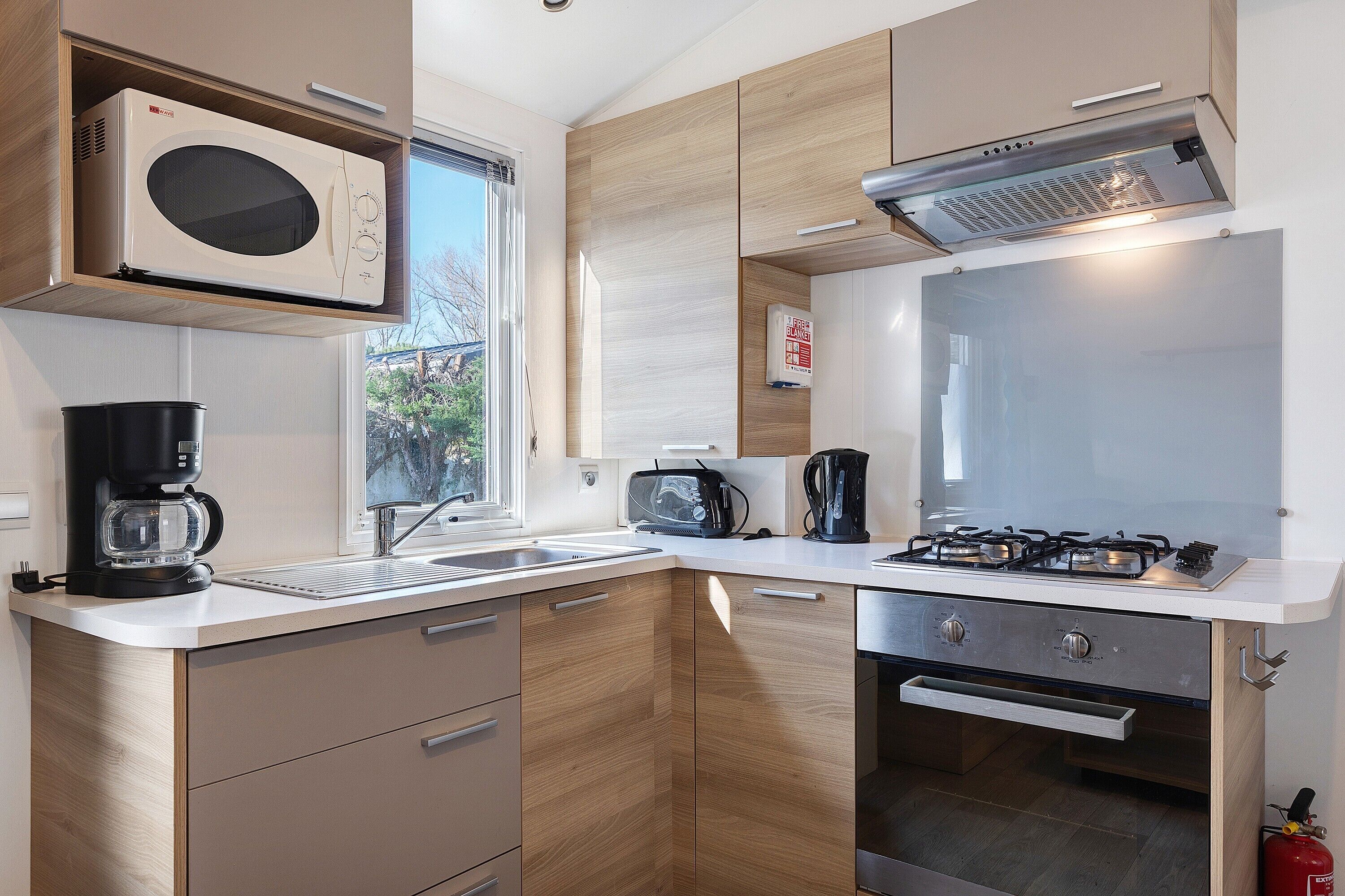 Réfrigérateur, micro-ondes, four, plaque de cuisson