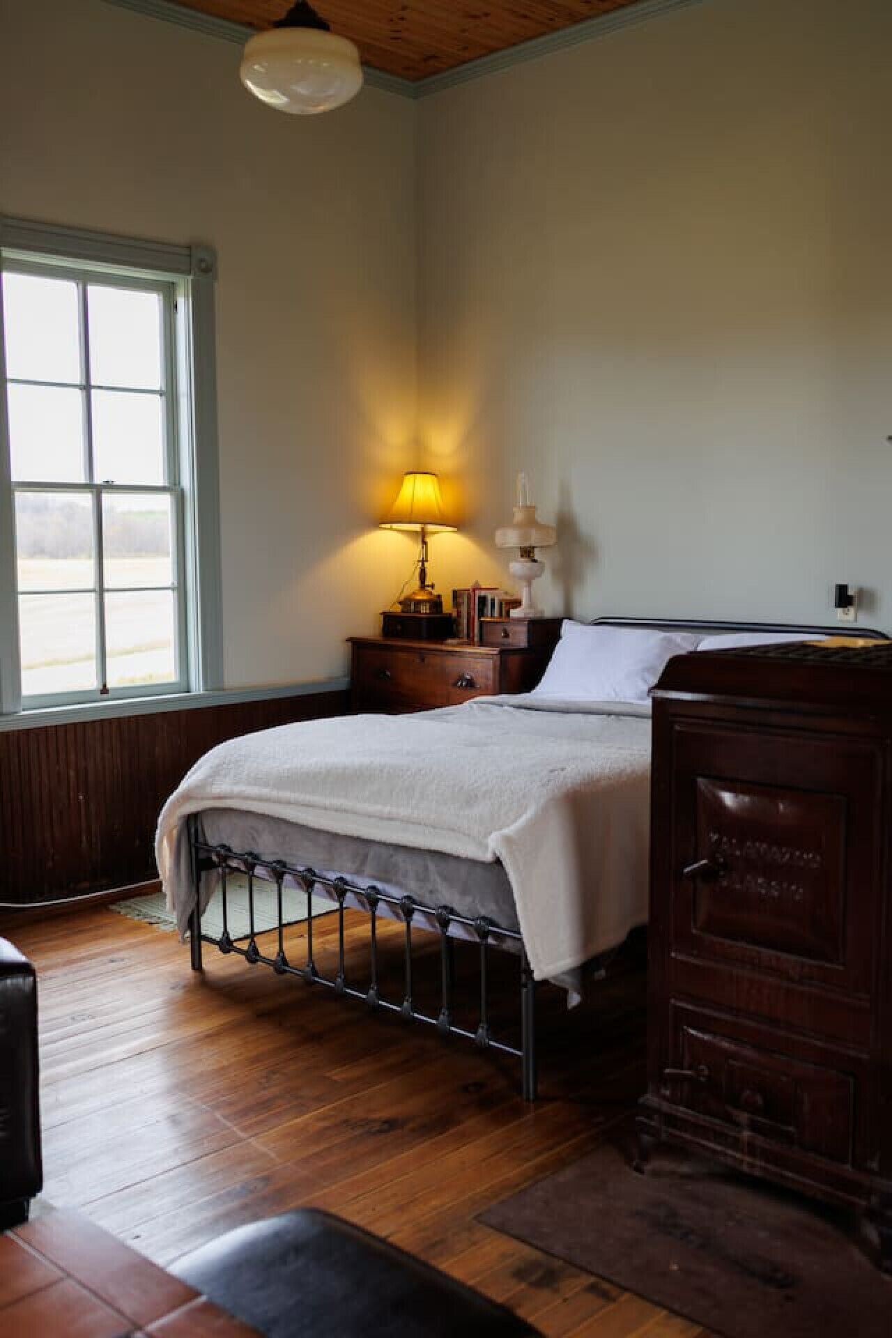 Desk, WiFi, bed sheets