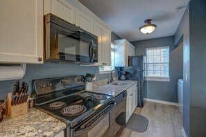 Kjøleskap, mikrobølgeovn, ovn og kokeplater