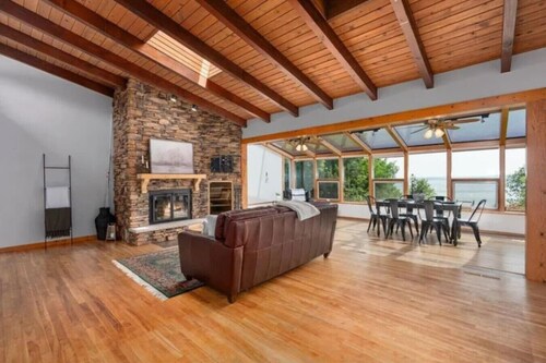 Cozy Lakehouse in Altoona- Firepit, Theater, Gym