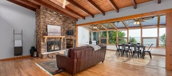 Cozy Lakehouse in Altoona- Firepit, Theater, Gym