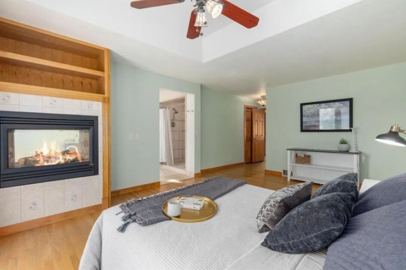 4 室のベッドルーム、デスク、WiFi