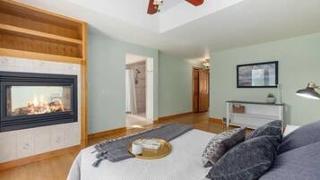4 bedrooms, desk, WiFi