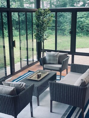 Interior - Cozy Lakehouse in Altoona- Firepit, Theater, Gym (Altoona)