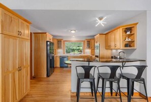 Private kitchen - Cozy Lakehouse in Altoona- Firepit, Theater, Gym (Altoona)