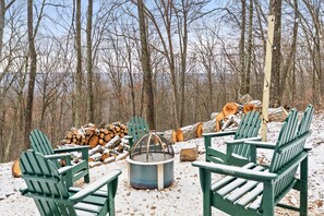 Property grounds - Cozy Mountain Retreat with Hot Tub & Fire Pit (Great Cacapon)