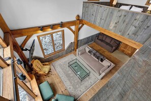 Een televisie en een open haard