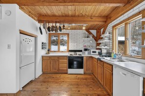 Een koelkast, een magnetron, een oven, een kookplaat