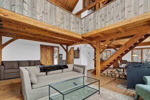 Una televisión, una chimenea