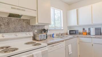 Réfrigérateur, lave-vaisselle, cafetière/bouilloire