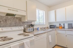 Réfrigérateur, lave-vaisselle, cafetière/bouilloire